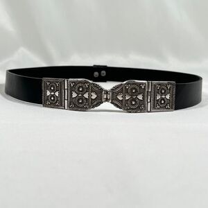 Chico’s Black Leather Adjustable Belt with Etched Silvertone Hook Buckle Sz S/M